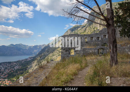 Ruines de forteresse le long de la montée raide sur les murs de la vieille ville de Kotor avec vue sur le golfe de Kotor, semblable à un fjord, au Monténégro Banque D'Images