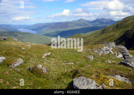 Loch Earn et les munros ben vorlich & stuc a' chroin de près du sommet de la montagne écossais mac creag Corbett, ranaich highlands écossais. Banque D'Images