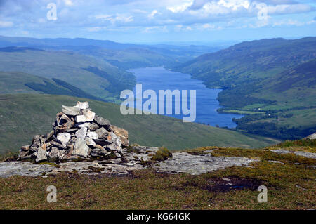 Loch Earn du tas de pierres sur le sommet de la montagne écossaise Corbett Meall an t-Seallaidh, les Highlands écossais, au Royaume-Uni. Banque D'Images