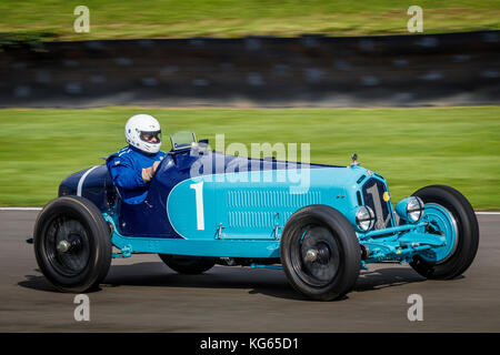 1931 Alfa Romeo 8C 2600 Monza avec le pilote Christopher Mann lors de la course Brooklands Trophy au Goodwood Revival Meeting 2017, Sussex, Royaume-Uni. Banque D'Images