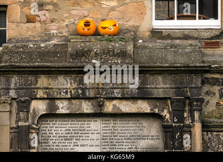 Citrouilles au-dessus du mausolée dans le cimetière de Greyfriar, Édimbourg, Écosse, Royaume-Uni Banque D'Images