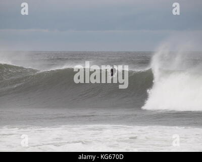 Jour nuageux sur la côte du New Jersey avec des vagues produites par les tempêtes. Banque D'Images