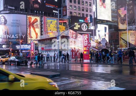 Stand TKTS à Times Square le Rainy Day, New York, États-Unis Banque D'Images