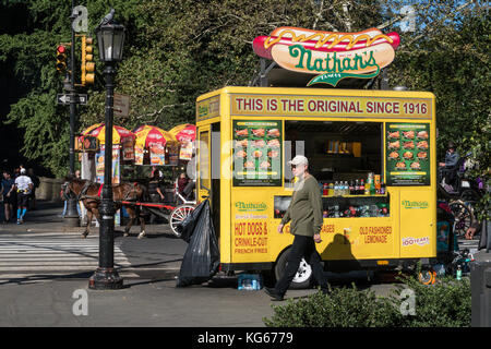 Célèbre chariot alimentaire de Nathan Hot Dogs & Crukle-Cut French Fries, New York, États-Unis Banque D'Images