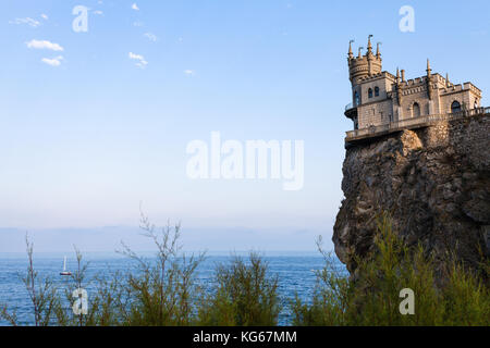 Billet à la Crimée - vue du nid hirondelle château sur la falaise d'aurora haspra district sur la côte sud de Crimée en mer Noire soir Banque D'Images