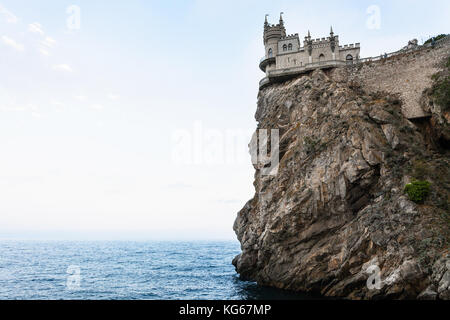 Billet à la Crimée - vue de l'avaler le nid du château sur l'aurora falaise de ai-todor cap sur la côte sud de Crimée sur la mer Noire coucher du soleil Banque D'Images