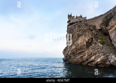 Billet à la Crimée - swallow nest castle sur l'aurora falaise de ay todor cap sur mer noire en soirée Banque D'Images