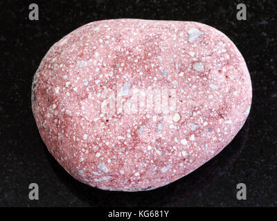 La prise de vue macro des eaux minérales naturelles rock specimen - de galets de grès arkose rose foncé sur fond de granit Banque D'Images