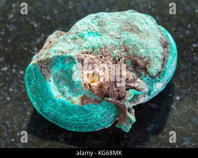 La prise de vue macro des eaux minérales naturelles rock specimen - pierre malachite sombre sur fond de granit Banque D'Images