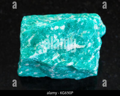 La prise de vue macro des eaux minérales naturelles et des matières premières - l'échantillon de roche pierre amazonite vert foncé sur fond de granit de l'ouest keivy, péninsule de Kola, Russie Banque D'Images