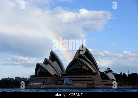 L'opéra de Sydney avec un arc-en-ciel sur l'eau il vue depuis le Banque D'Images