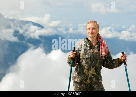 Femme randonneur dans l'arrière-plan d'un paysage de montagne et nuages Banque D'Images