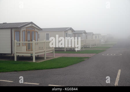 Grand site statique pour les caravanes ou de vacances dans un épais brouillard. Banque D'Images