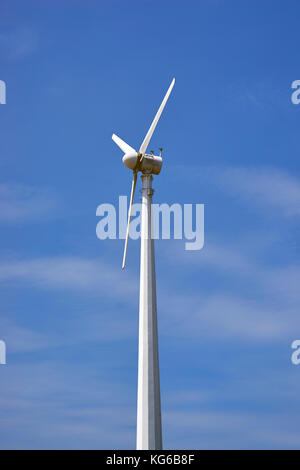 Générateur d'électricité éolienne contre un ciel bleu. Banque D'Images