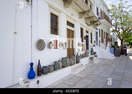 Art et artisanat shop at the mountain village Apiranthos, l'île de Naxos, Cyclades, Mer Égée, Grèce Banque D'Images