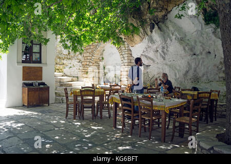 Taverne grecque à la mountain village Apiranthos, l'île de Naxos, Cyclades, Mer Égée, Grèce Banque D'Images