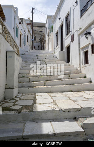 Escalier à une ruelle, mountain village Apiranthos, l'île de Naxos, Cyclades, Mer Égée, Grèce Banque D'Images