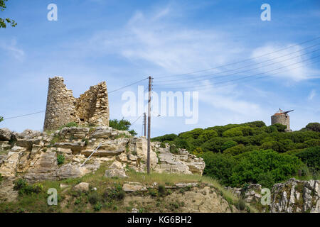 Tour fragile et le moulin au village Apiranthos, l'île de Naxos, Cyclades, Mer Égée, Grèce Banque D'Images