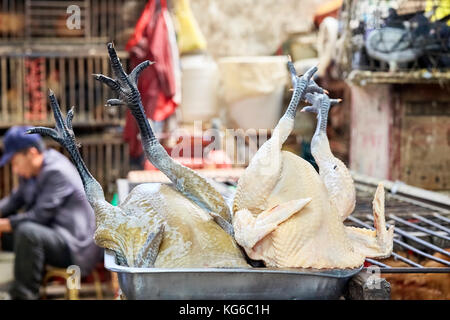 Lijiang, Yunnan, Chine - le 27 septembre 2017 : Photo de la volaille sur un bac à l'échelle locale du marché de la viande. Banque D'Images