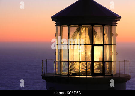 Photo de phare de heceta head, vue rapprochée de la lumière et une lentille de Fresnel avec chambre de gardien de la plate-forme galerie Lookout Banque D'Images