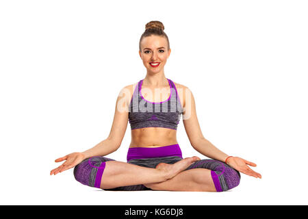 Les femmes qui ne le yoga effectuer assis en lotus poser sur le sol avec plusieurs mains. Banque D'Images