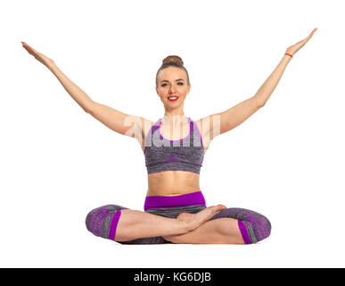 Les femmes qui ne le yoga effectuer assis en lotus poser sur le sol avec plusieurs mains. Banque D'Images