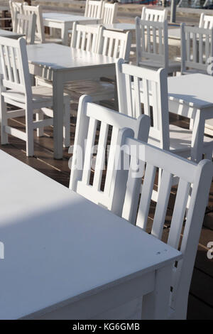 Table blanche et chaises blanches Banque D'Images