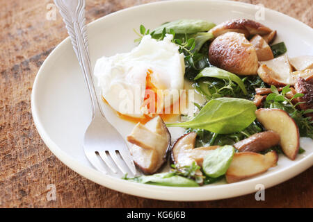 Oeufs Benedict avec épinards, champignons et bruschetta Banque D'Images