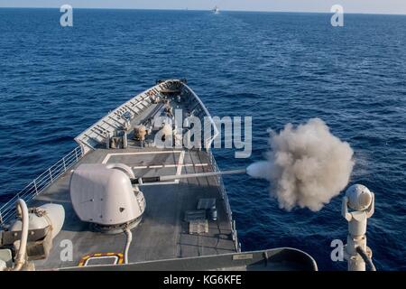 La classe Ticonderoga croiseur lance-missiles USS Princeton (CG 59) incendies sa marque 455 canons Banque D'Images