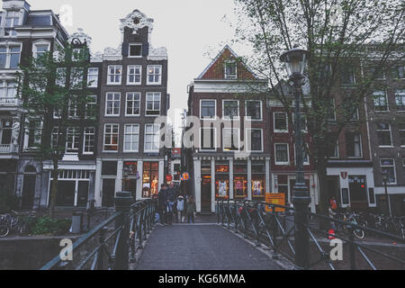 Beaux canaux d'Amsterdam avec ses maisons typiques dans le quartier rouge. Amsterdam Pays-Bas juillet 2017 Banque D'Images