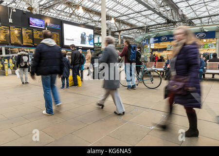 Les banlieusards se précipiter pour leurs cours pendant l'heure de pointe à la gare Waverley d'édimbourg. Banque D'Images