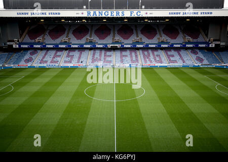 Vue générale du terrain et Sandy Jardine devant le Ladbrokes Scottish Premiership match au Ibrox Stadium de Glasgow. Banque D'Images