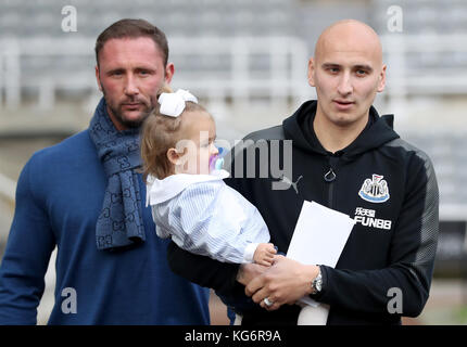 Jonjo Shelvey (à droite) de Newcastle United et sa fille Lola Fleur Shelvey lors du match de la Premier League à St James' Park, Newcastle. Banque D'Images