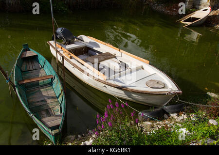 Belle scène de bateaux de pêche en bois à sistrounio à travers et au nord de l'île de Ioannina, Grèce Banque D'Images