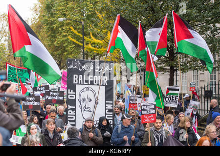 Les manifestants prennent part à la marche "Justice maintenant : la droite pour la Palestine", organisée par la campagne de solidarité palestinienne, dans le centre de Londres. Banque D'Images