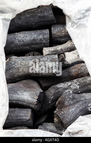 Charbon de bois naturel dans le sac en plastique pour la vente du charbon de bois ou traditionnelles. charbon de bois dur. focus sélectif. Banque D'Images