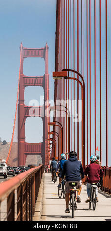Cycliste sur le Golden Gate Bridge Banque D'Images