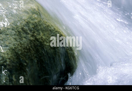 L'eau coulant sur les roches glaciaires dans les alpes Suisse Banque D'Images