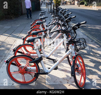 Une rangée de vélos dockless Mobike à Acton, West London, UK Banque D'Images