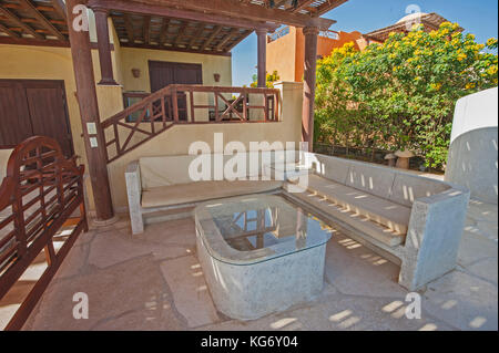 Villa de luxe show accueil en été tropical holiday resort avec patio salon montrant canapé et table en verre Banque D'Images