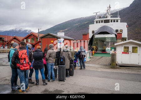 Flam, norvège - octobre 2017 : groupe de touristes en attente de la Norvège en un mot magnifique croisière à travers l'aurlandsfjord et n Banque D'Images