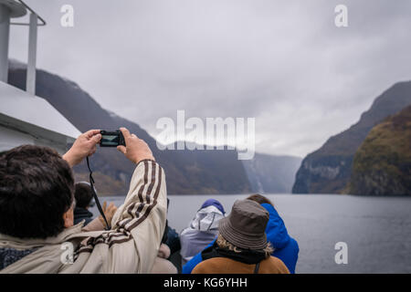 Flam, norvège - octobre 2017 : prendre des photos de beaux fjords sur son mobile au cours de la Norvège en un mot par l'une croisière touristique Banque D'Images