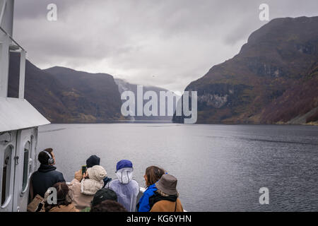 Flam, norvège - octobre 2017 : groupe de touristes d'admirer un paysage magnifique au cours de la Norvège en un mot par la croisière touristique un aurlandsfjord Banque D'Images