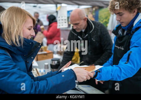 Bergen, Norvège - Octobre 2017 : femme acheter de délicieuses crêpes sur le marché de l'alimentation de rue Banque D'Images