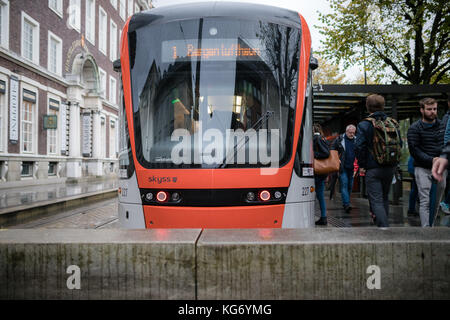 Bergen, Norvège - octobre 2017 : les passagers se trouvent dans le tramway moderne de la rue Banque D'Images