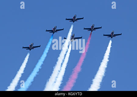 Six avions Albatros L-39 de l'équipe de démonstration de vol patriotes dans un sykward zoom delta formation. Banque D'Images