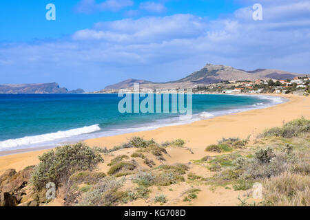 Plage de sable doré et turquoise de l'océan Atlantique à l'île de Porto Santo, 43 km au nord de Madère, Portugal Banque D'Images