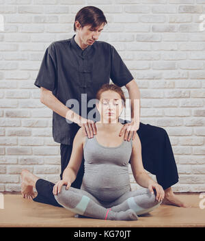 Massage thaï traditionnel d'une femme enceinte Banque D'Images