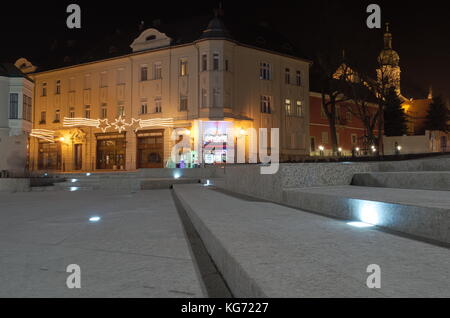 Gros plan sur l'escalier lumineux dunakapu place de la ville gyor Banque D'Images