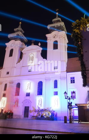 Saint Ignace de Loyola église bénédictine à Györ ville avec lumière de Noël Banque D'Images